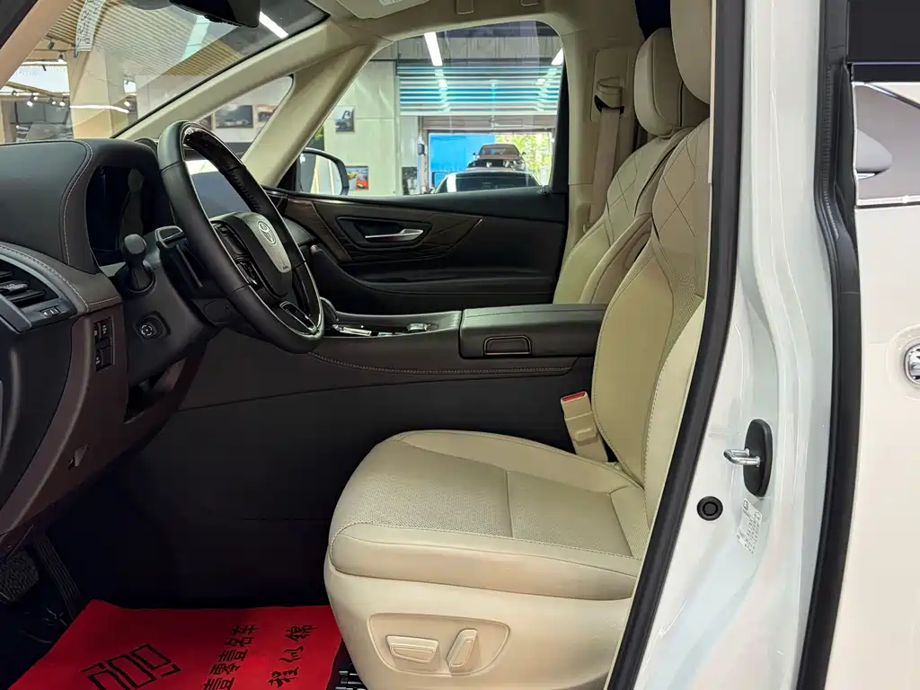 Toyota Alphard — миниатюра 17
