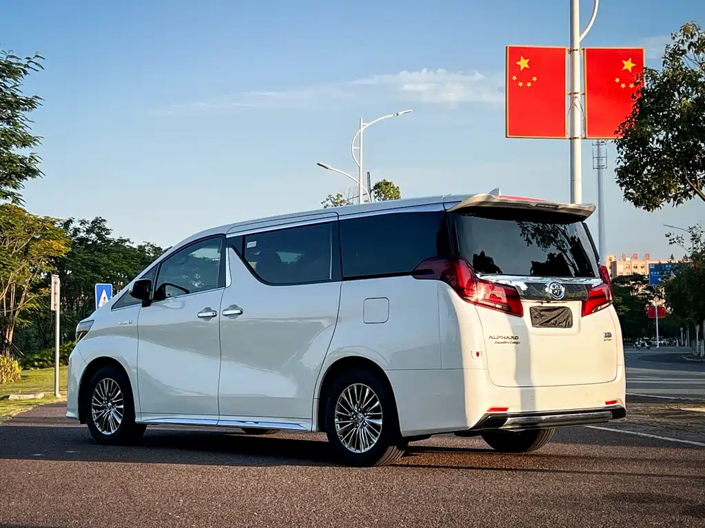 Toyota Alphard — миниатюра 9