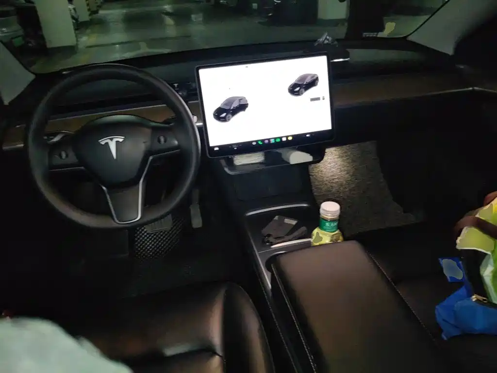 Tesla Model Y — миниатюра 5