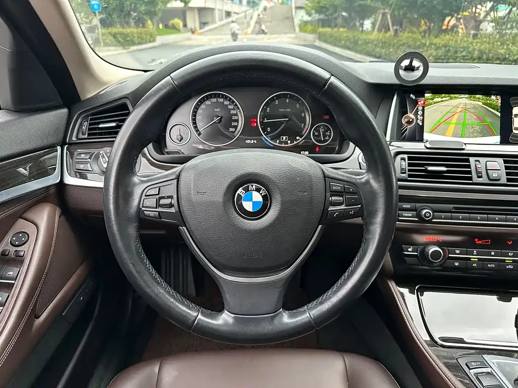 BMW 5 Series — миниатюра 10