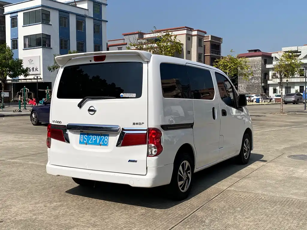 NISSAN NV200