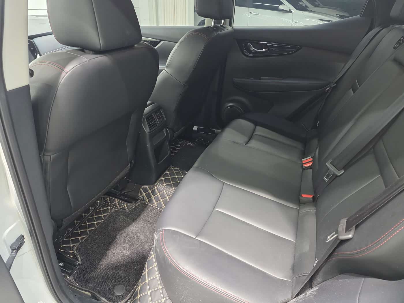 Nissan Qashqai 2.0 л 2023 г. Белый, пробег 25000 км