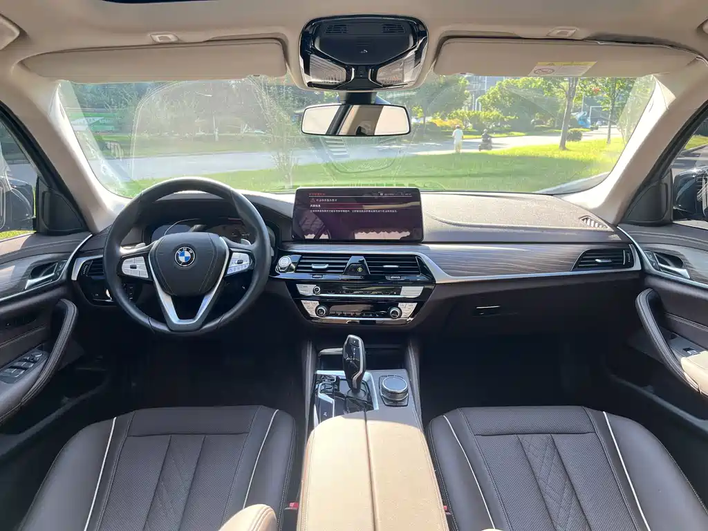 BMW 5 Series — миниатюра 4