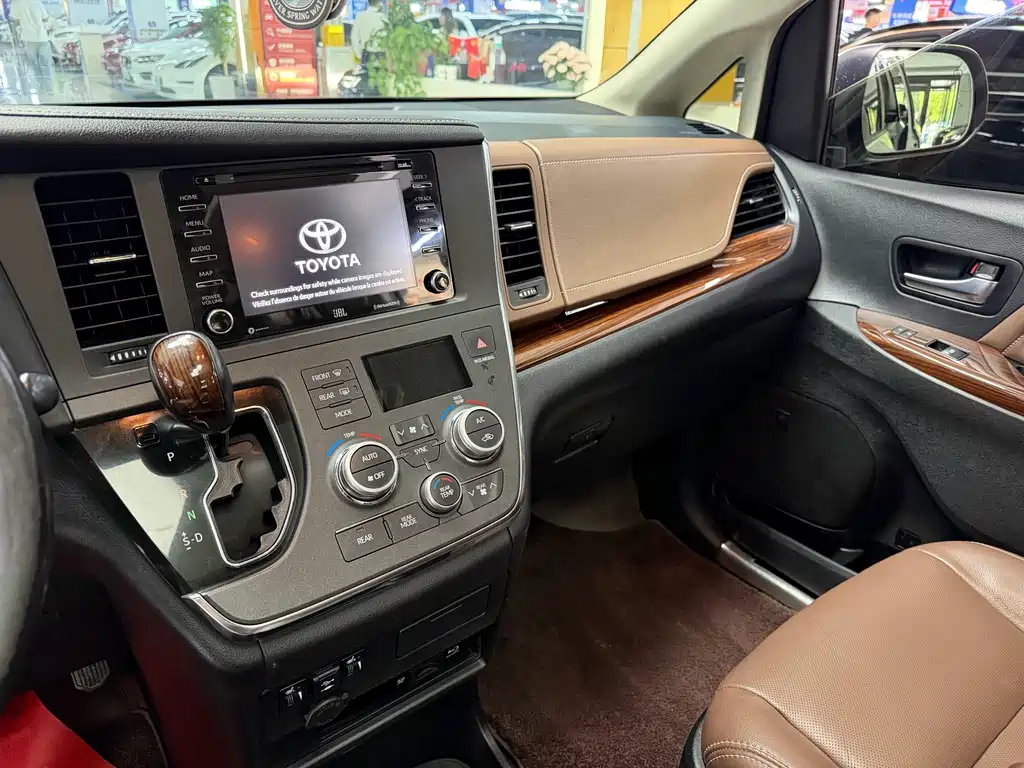 Toyota Sienna — миниатюра 9