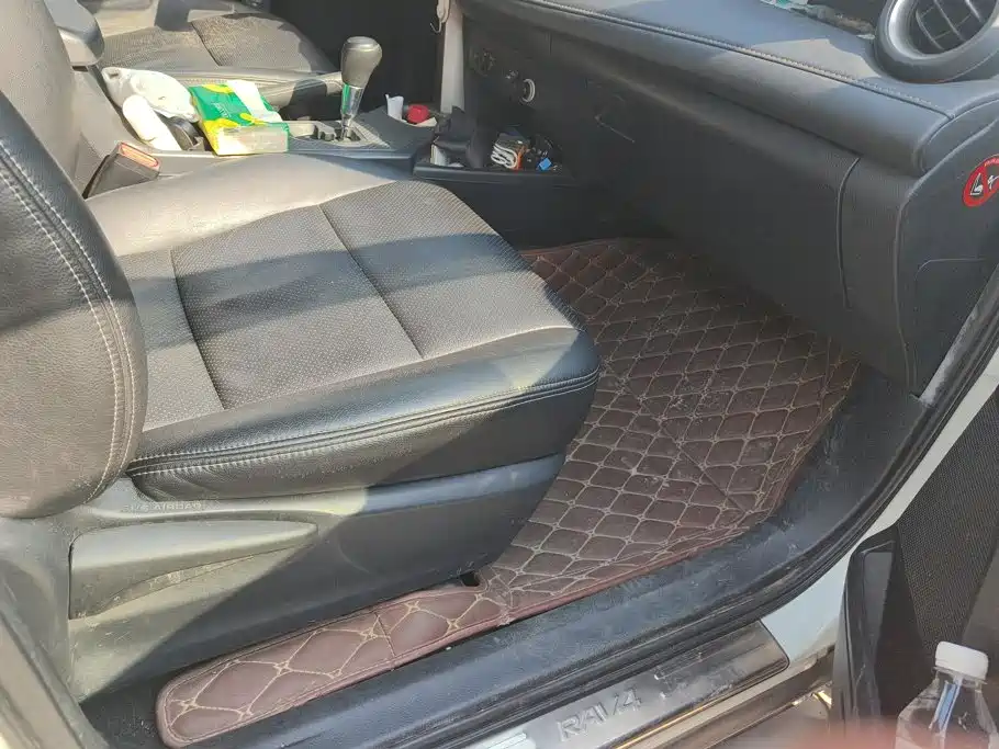 Toyota RAV4 — миниатюра 8