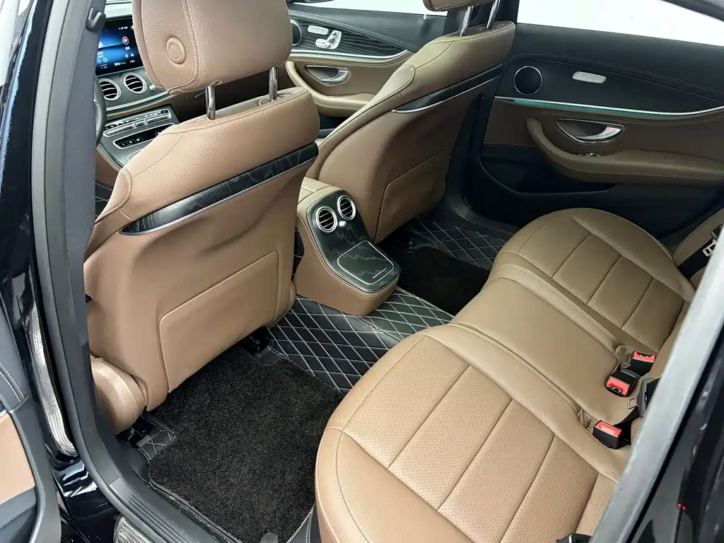 Mercedes-Benz E-Class — миниатюра 11