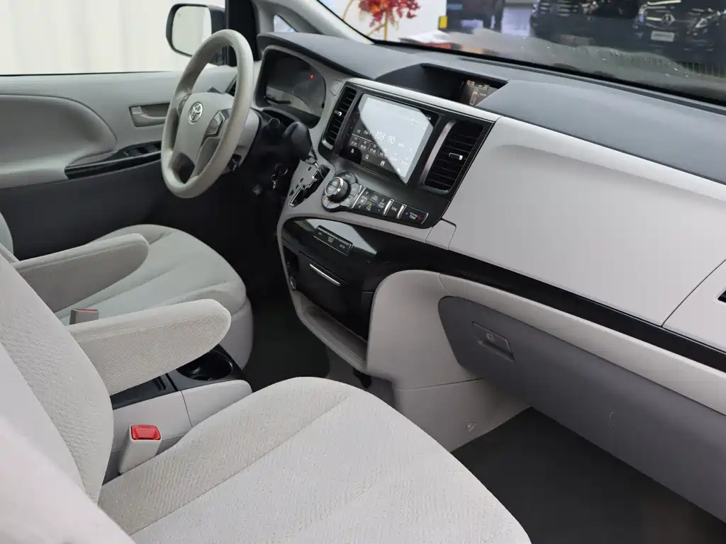Toyota Sienna — миниатюра 9