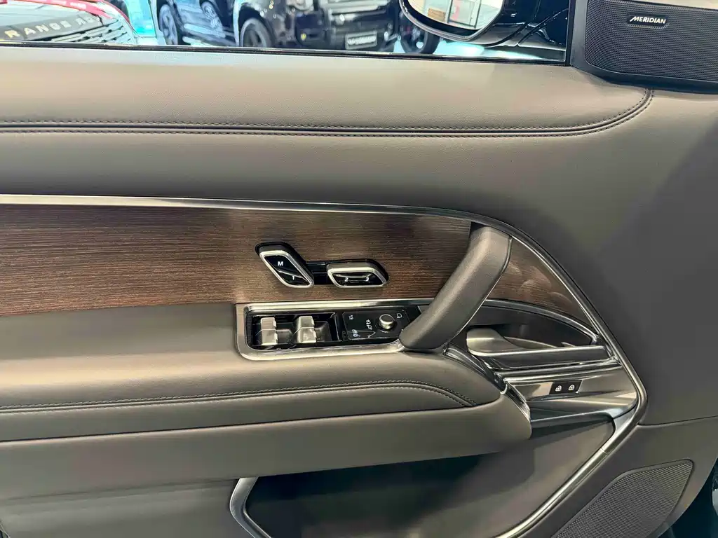 Land Rover Range Rover — миниатюра 5