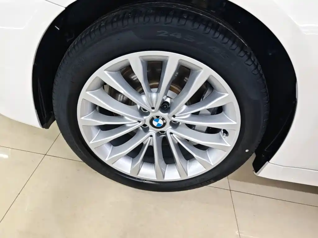 BMW 5 Series — миниатюра 23