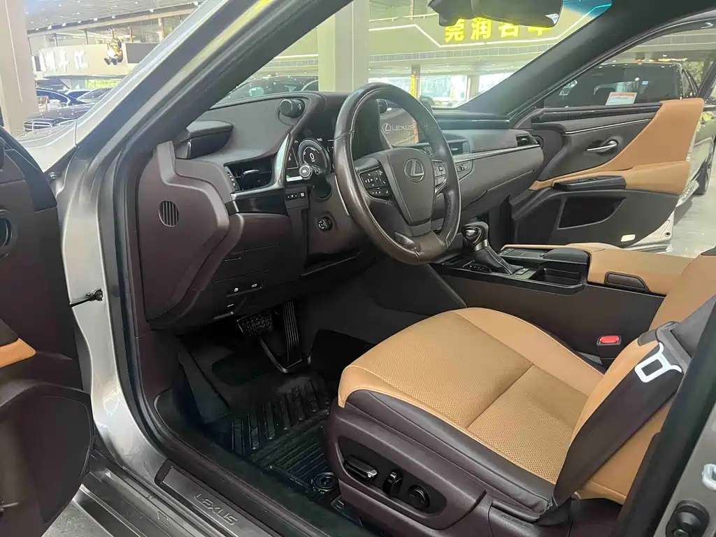 Lexus ES 2020 300h V