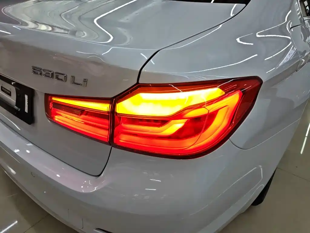BMW 5 Series — миниатюра 8