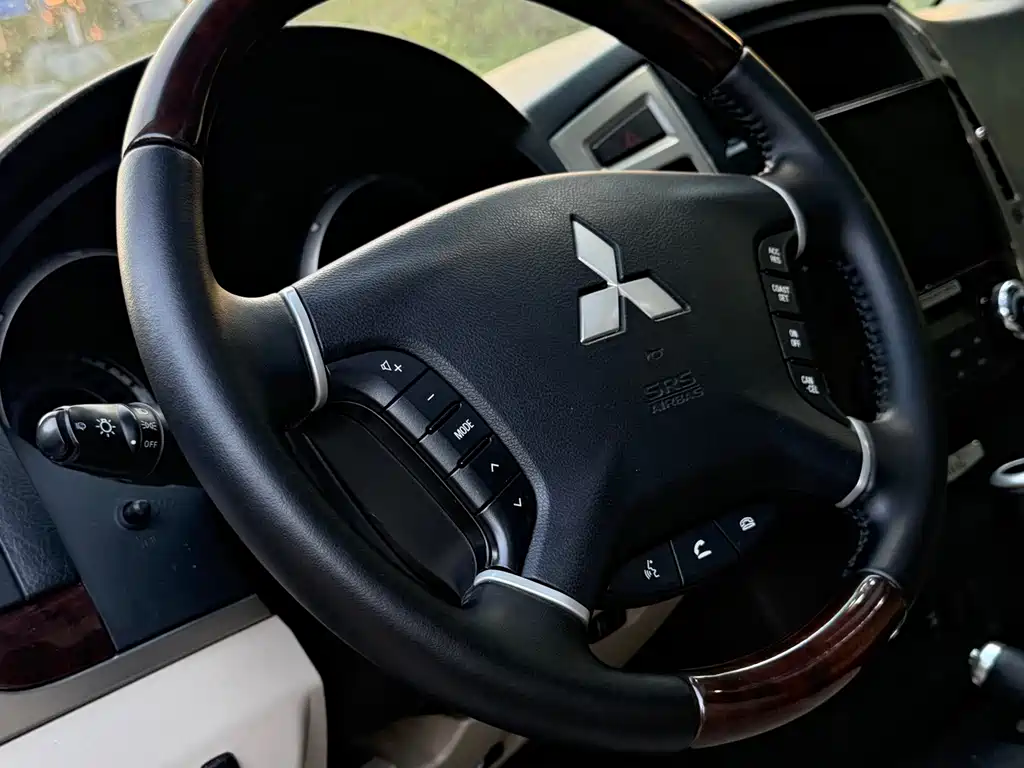 Mitsubishi Pajero (Import) — миниатюра 10