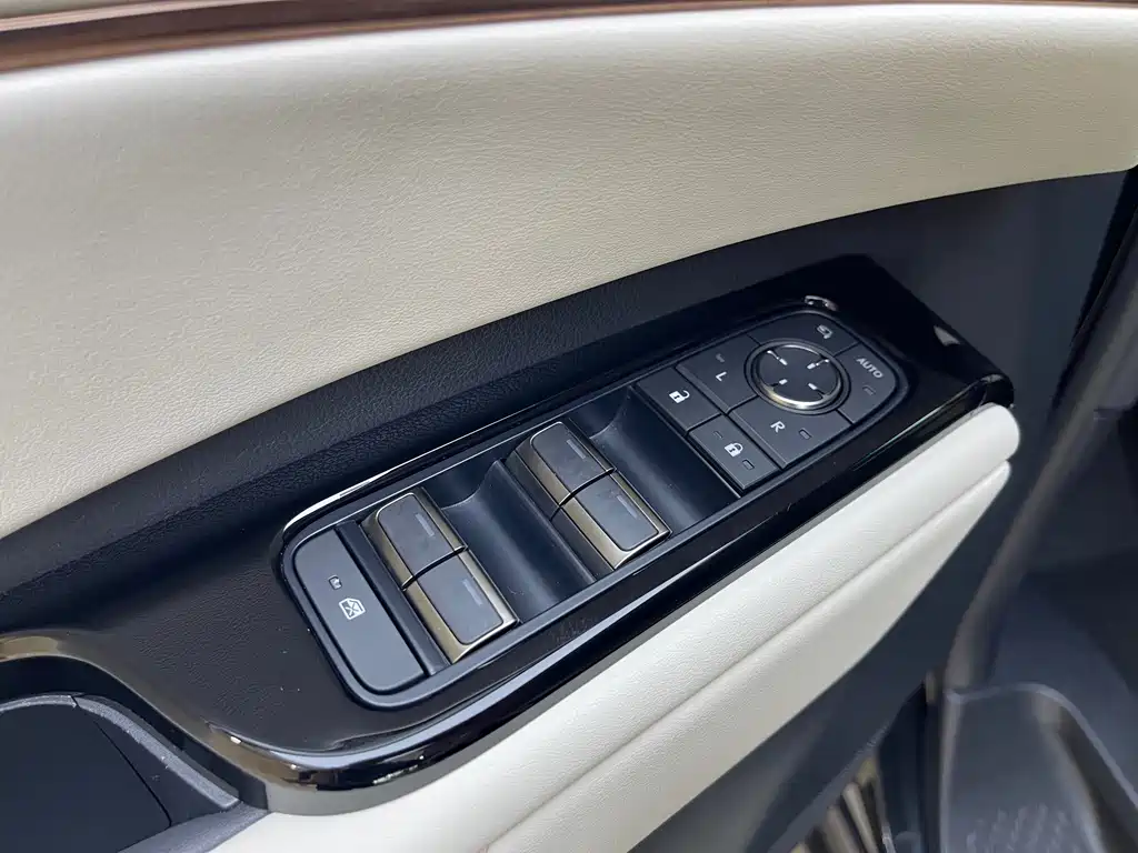 Lexus LM — миниатюра 16