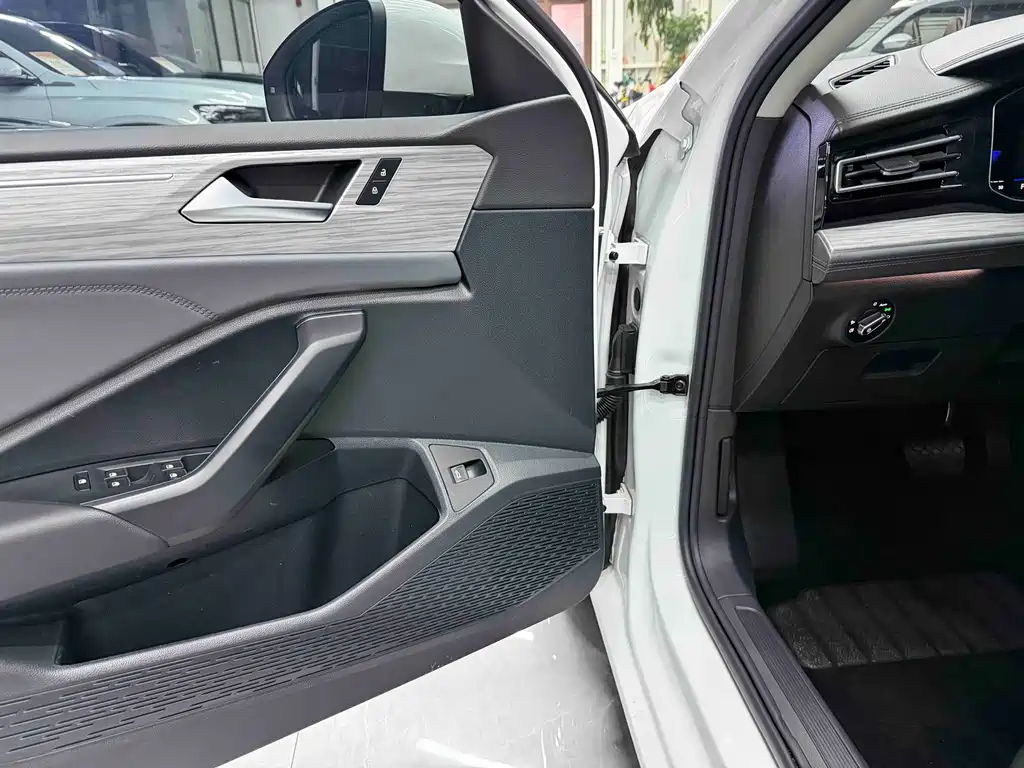 Volkswagen Sagitar 2023 280TSI DSG
