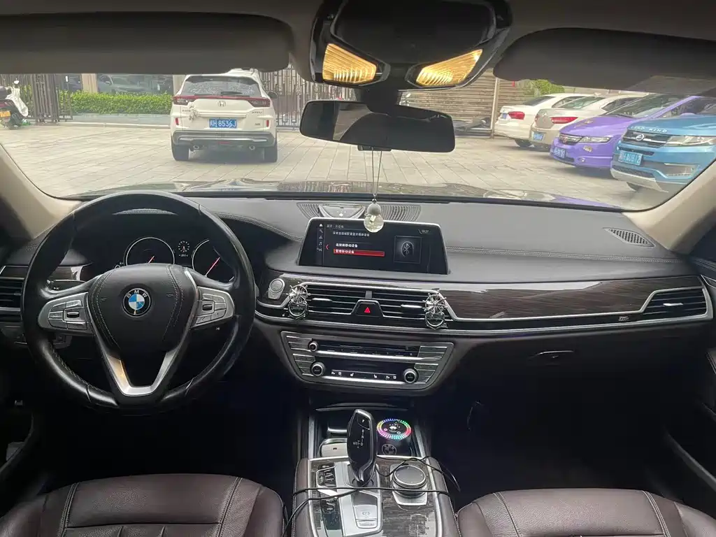 BMW 7 Series — миниатюра 7