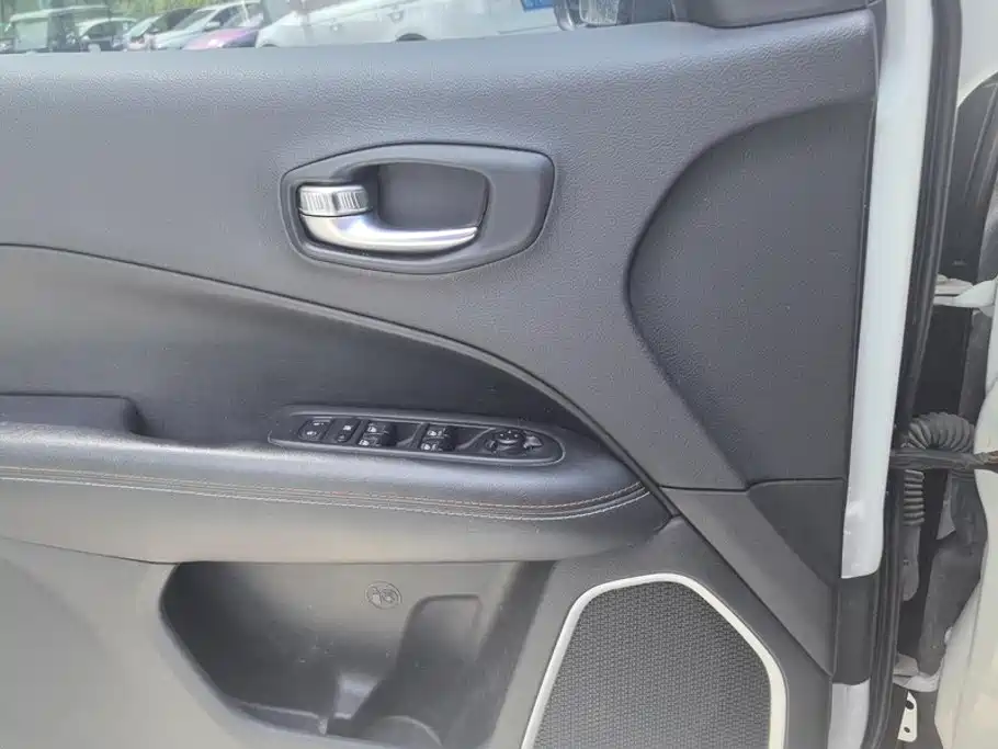 Jeep Compass — миниатюра 7
