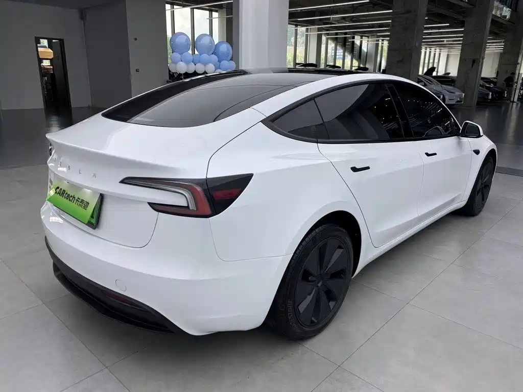 Tesla Model 3 — миниатюра 2