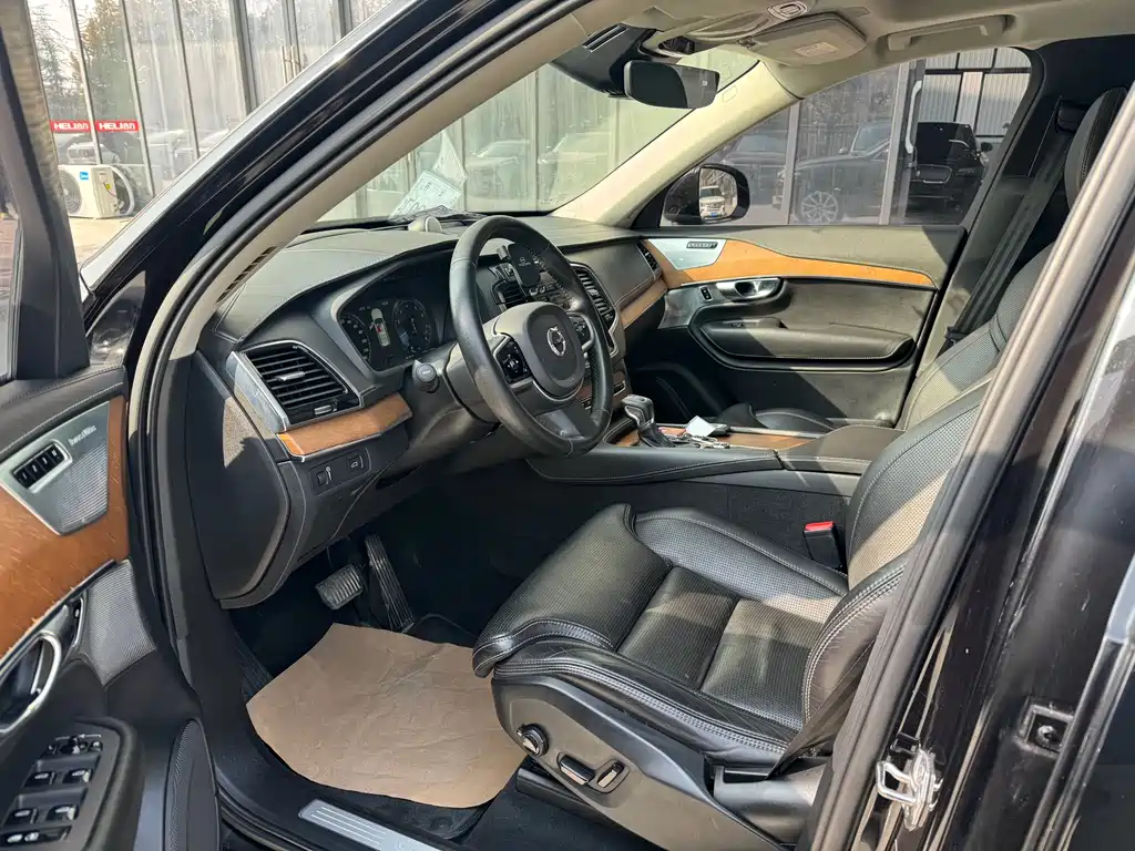 Volvo XC90 2017 T6 5 мест
