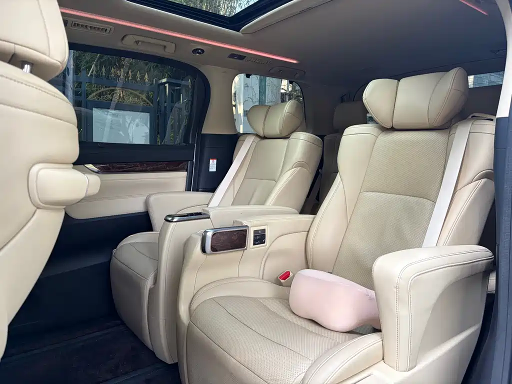 Toyota Alphard — миниатюра 8
