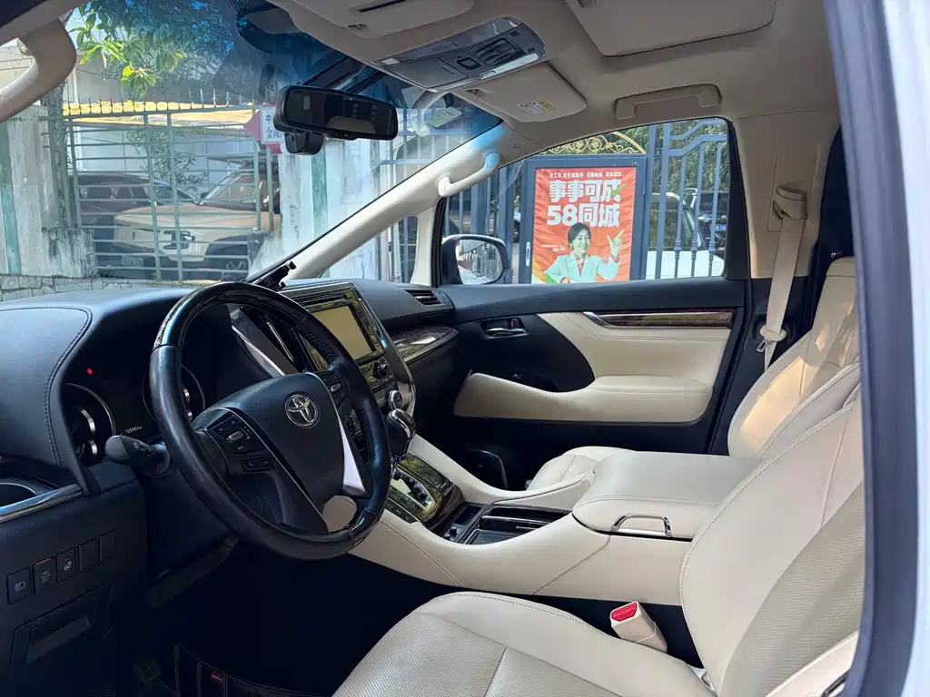 Toyota Alphard — миниатюра 6
