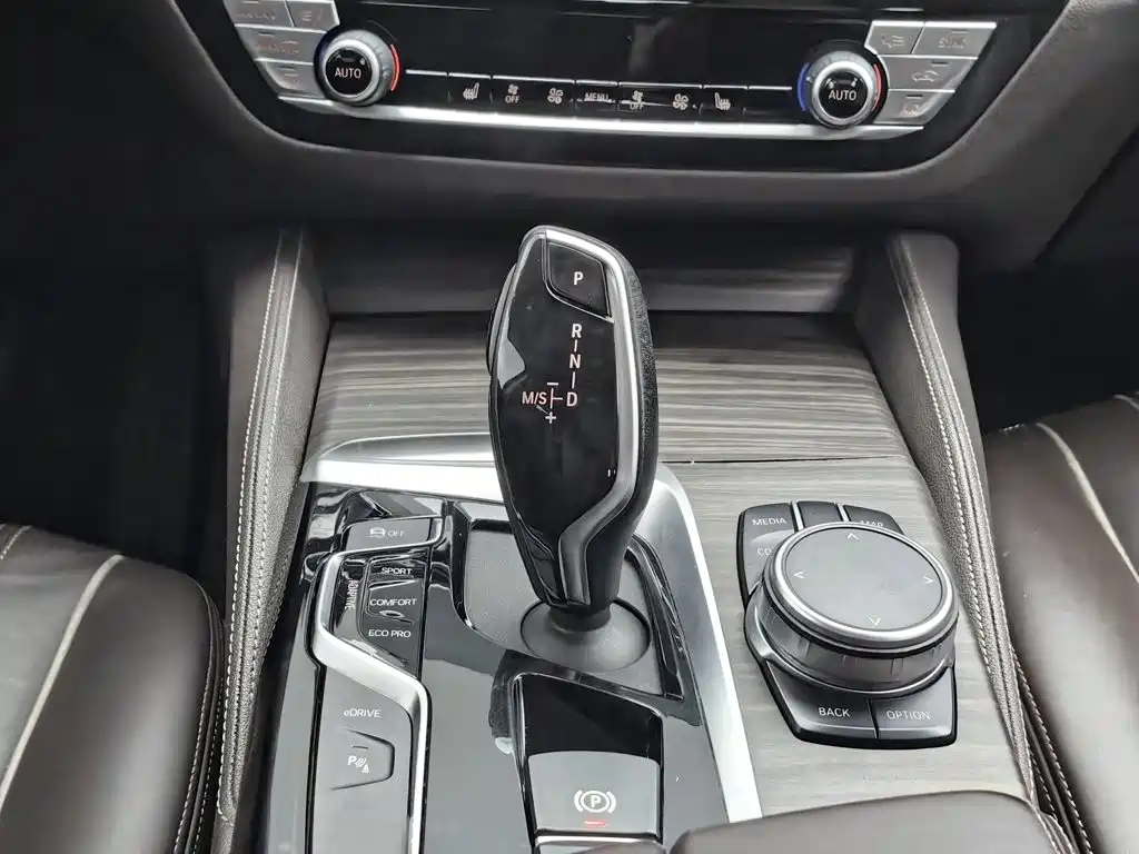 BMW 5 Series New Energy — миниатюра 13