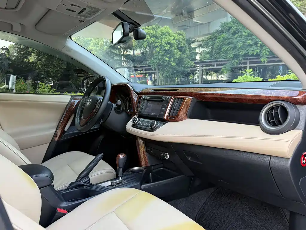 Toyota RAV4 — миниатюра 9