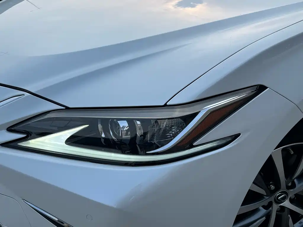 Lexus ES 2021 200