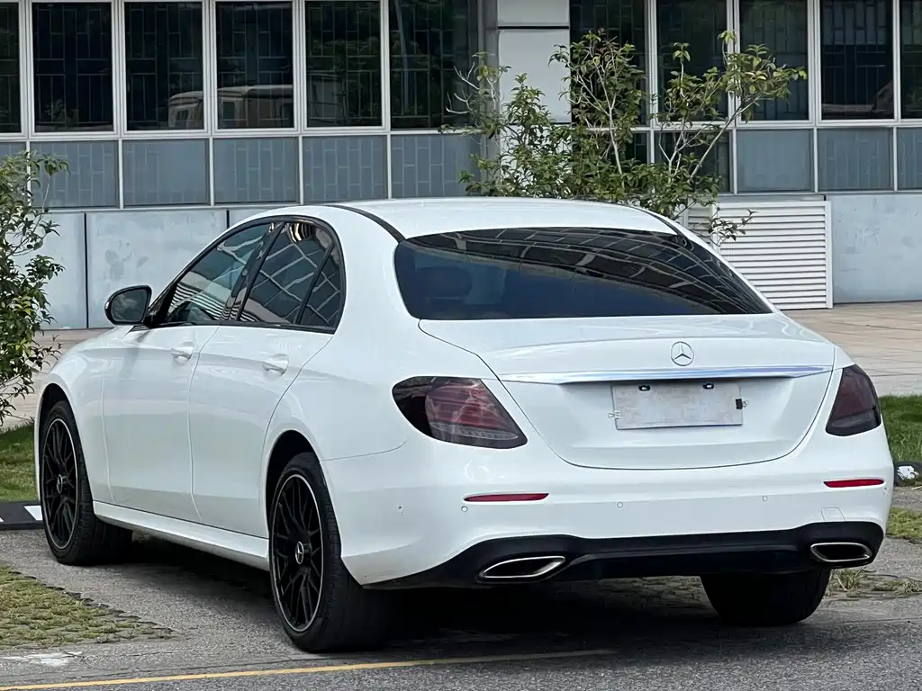 Mercedes-Benz E-Class — миниатюра 6