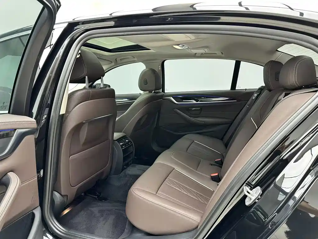 BMW 5 Series — миниатюра 9