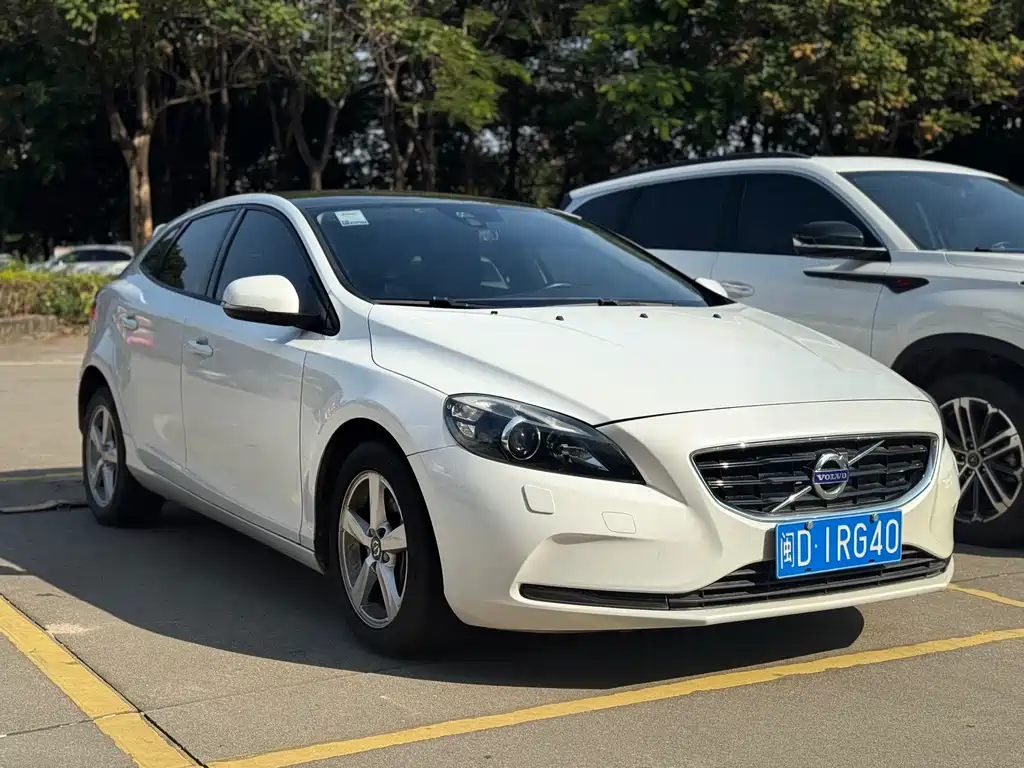 VOLVO V40