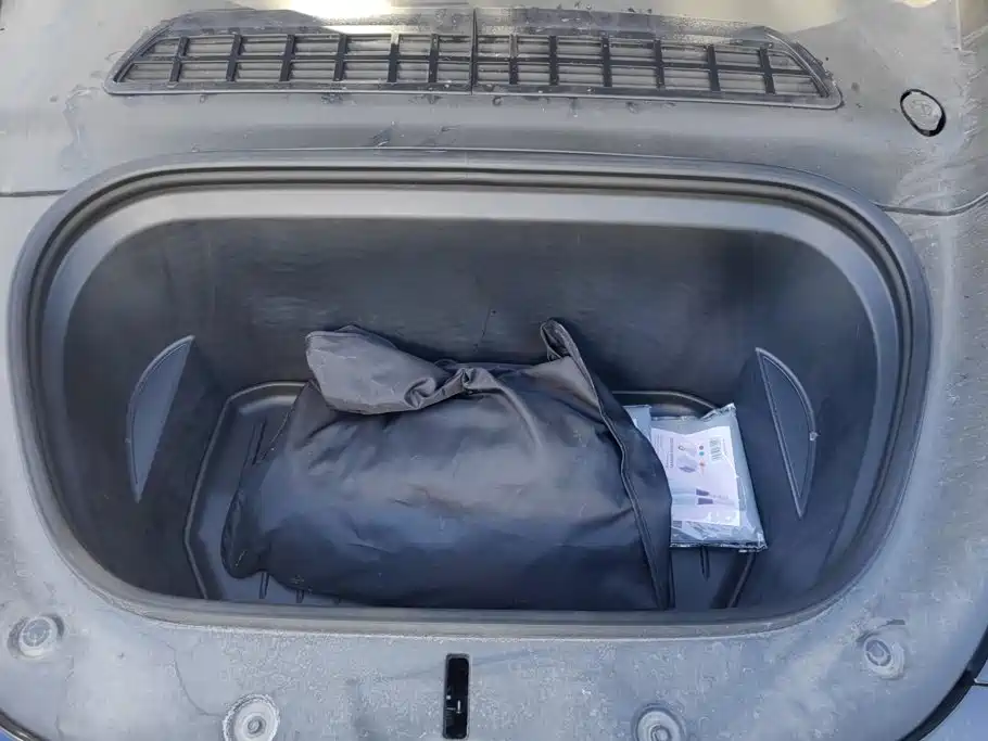 Tesla Model Y — миниатюра 10