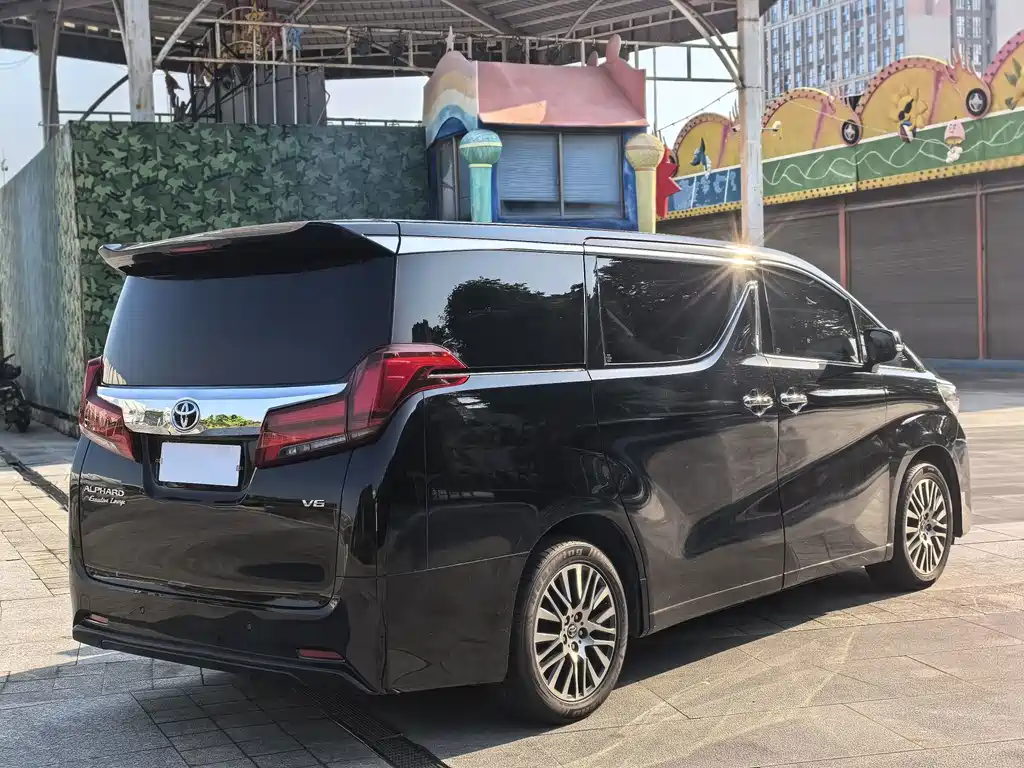 Toyota Alphard — миниатюра 5