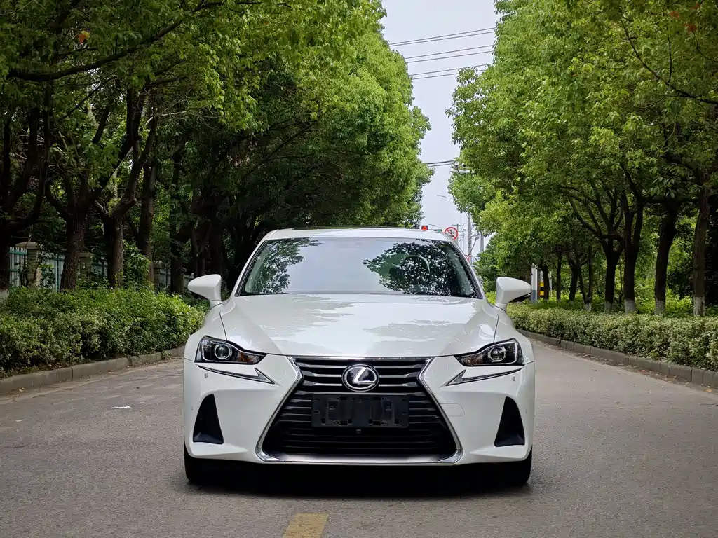 Lexus IS 2017 300 Lead