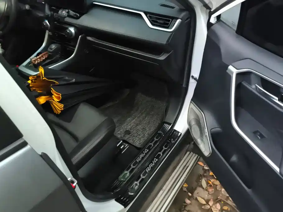 Toyota RAV4 — миниатюра 8