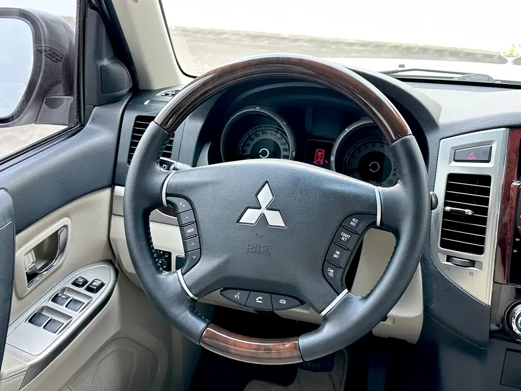 Mitsubishi Pajero (Import) — миниатюра 6
