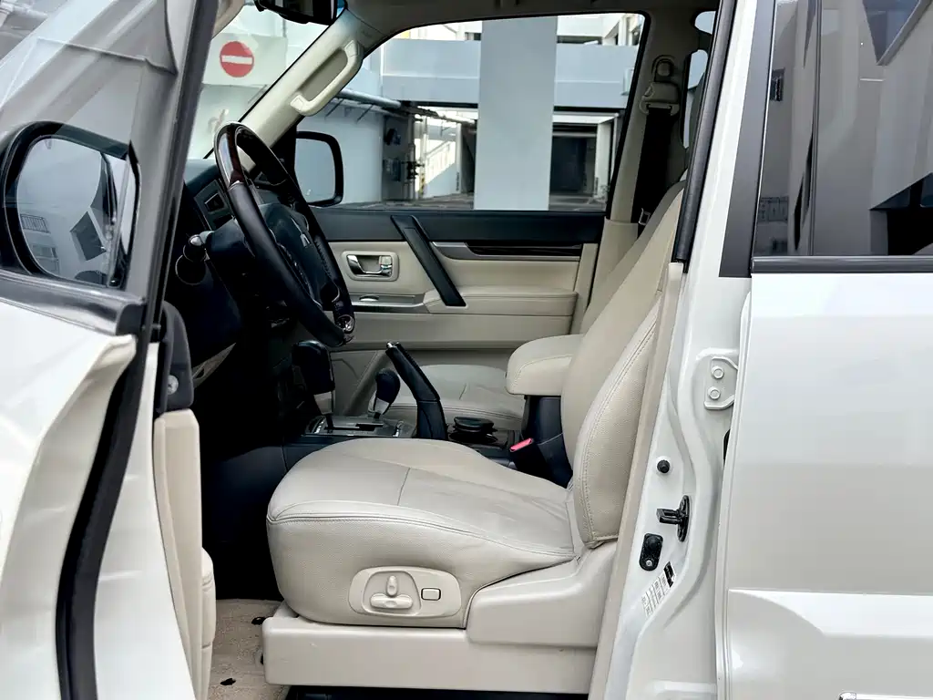 Mitsubishi Pajero (Import) — миниатюра 4