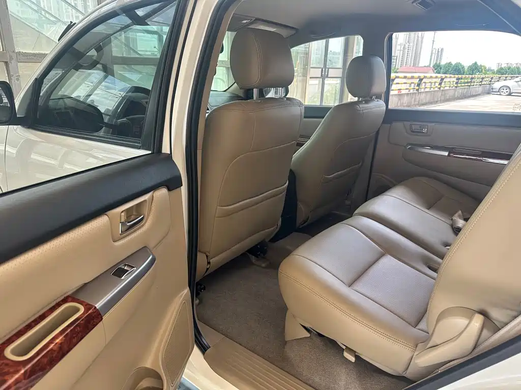 Toyota Fortuner — миниатюра 13