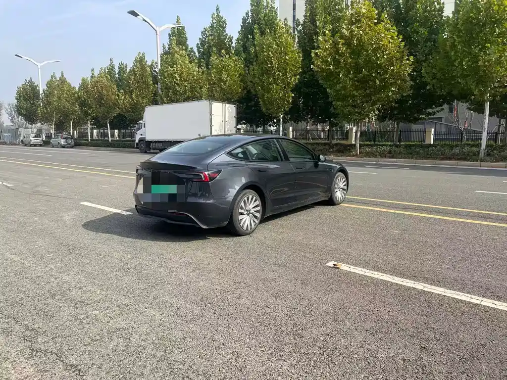 Tesla Model 3 — миниатюра 9