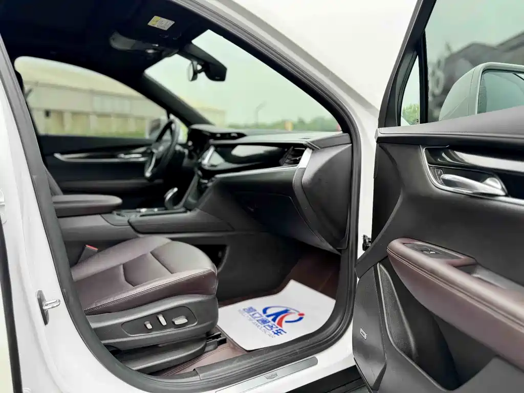 Cadillac XT6 2022 2.0T мест Luxury