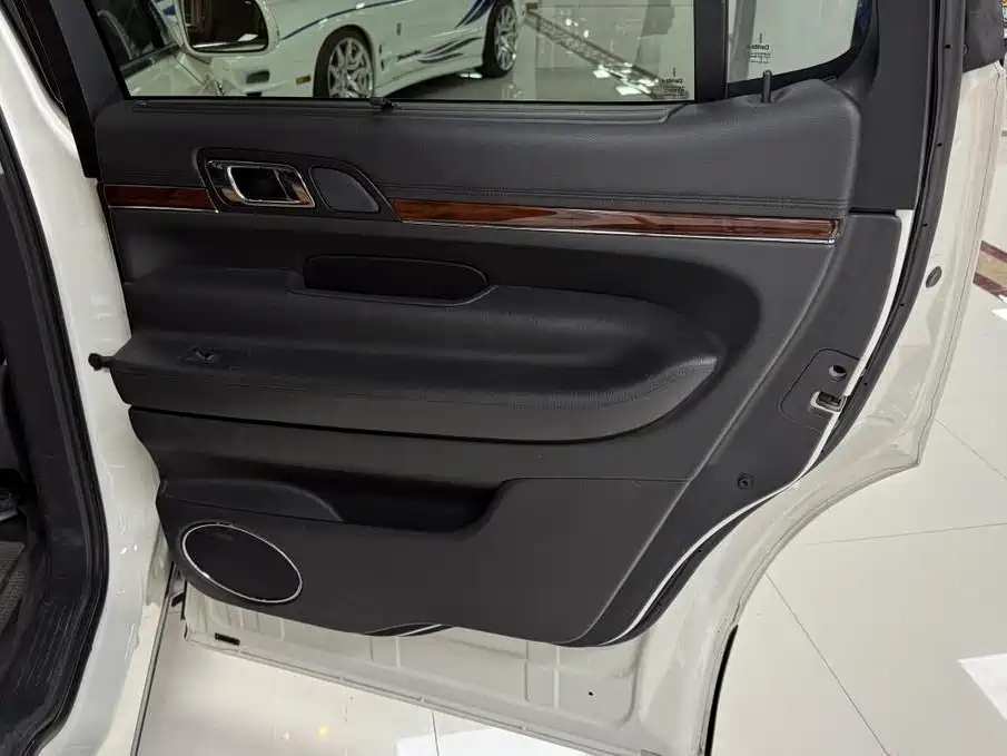 Lincoln MKT — миниатюра 22