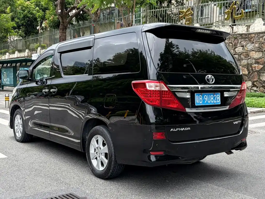 Toyota Alphard — миниатюра 6