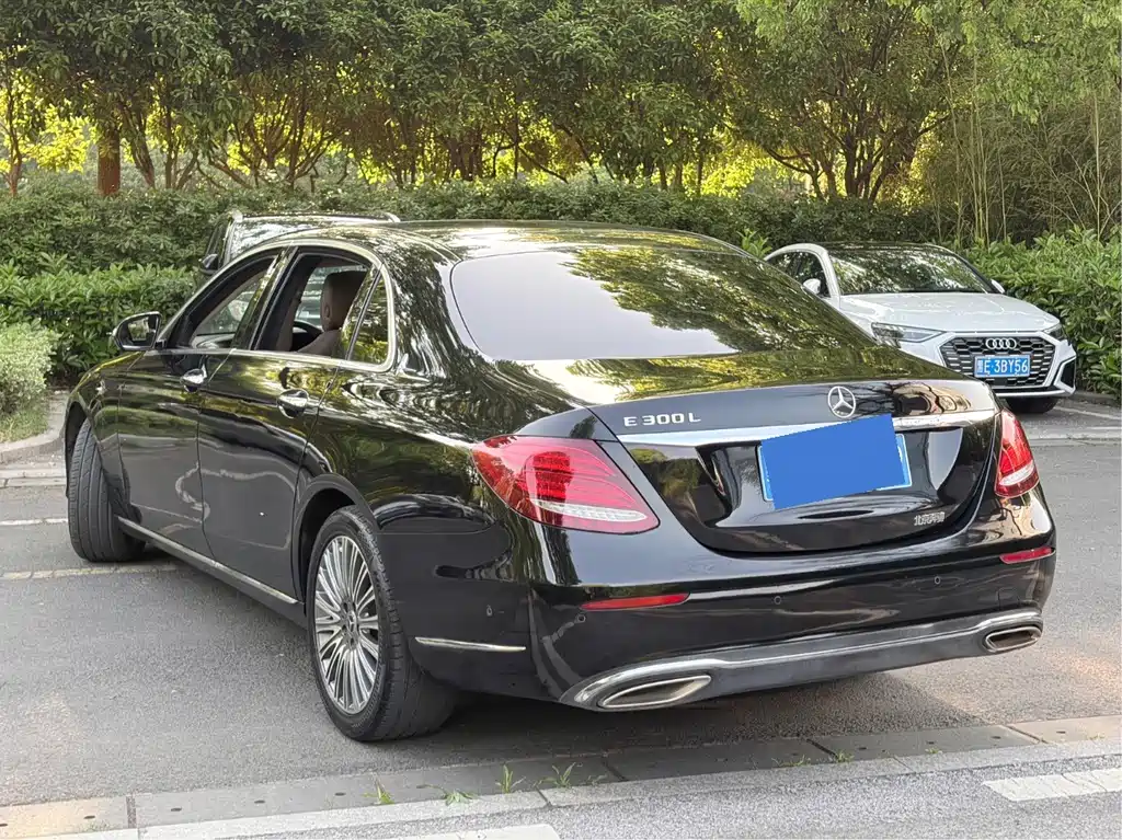Mercedes-Benz E-Class — миниатюра 7
