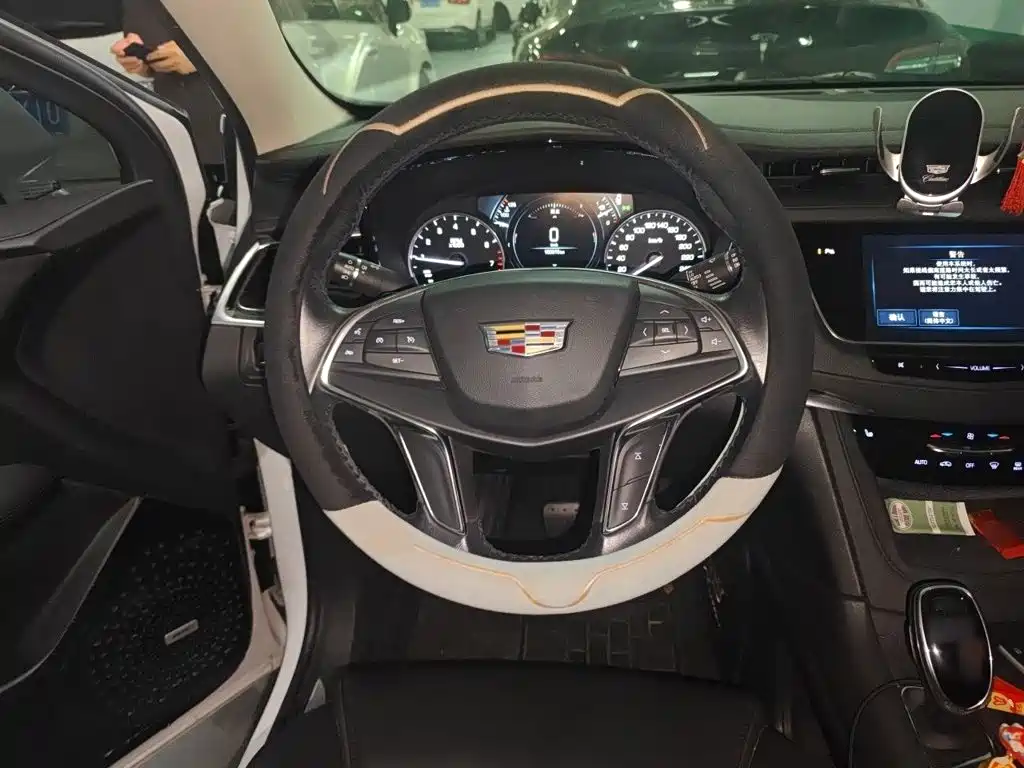 Cadillac XT5 — миниатюра 7