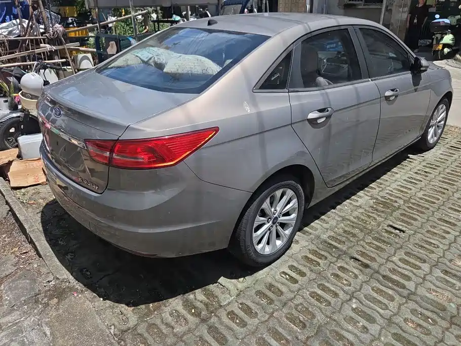 Ford Escort 2015 1.5L AT Fashion