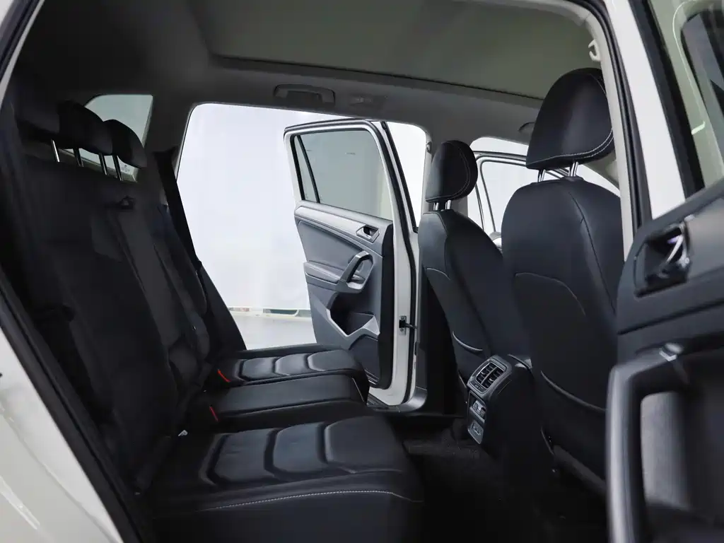 Volkswagen Tiguan L L 2021 330TSI AT Smart