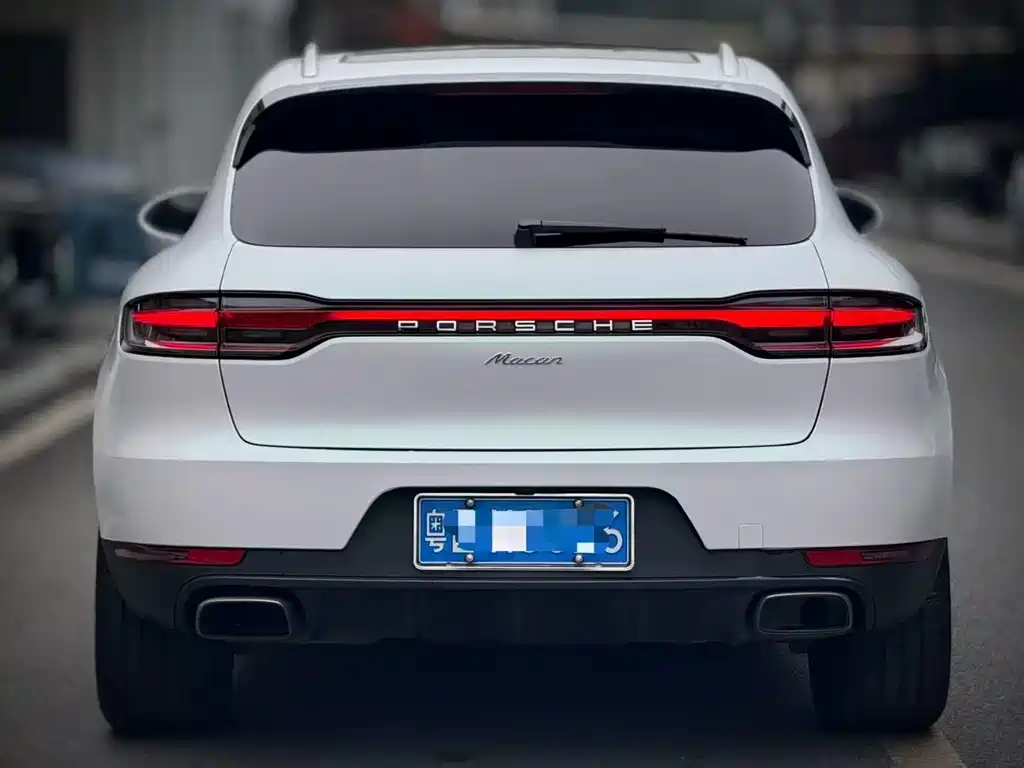 PORSCHE MACAN