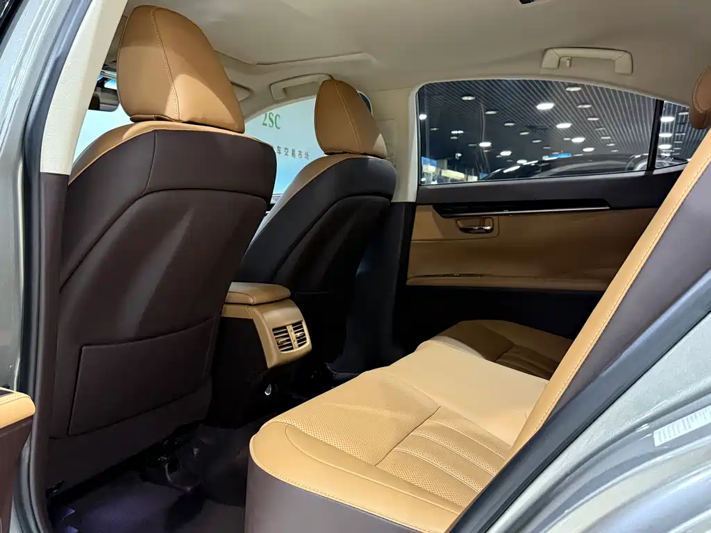 Lexus ES — миниатюра 10