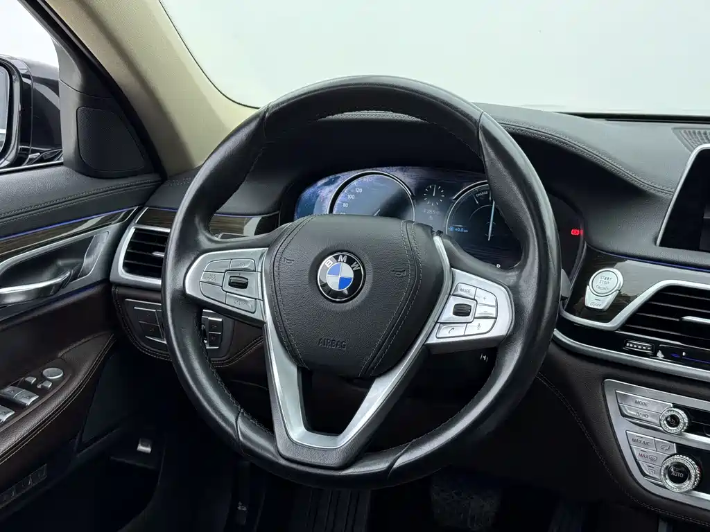 BMW 7 Series — миниатюра 3