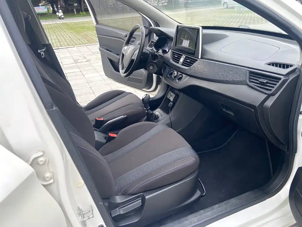 Baojun 310W — миниатюра 10