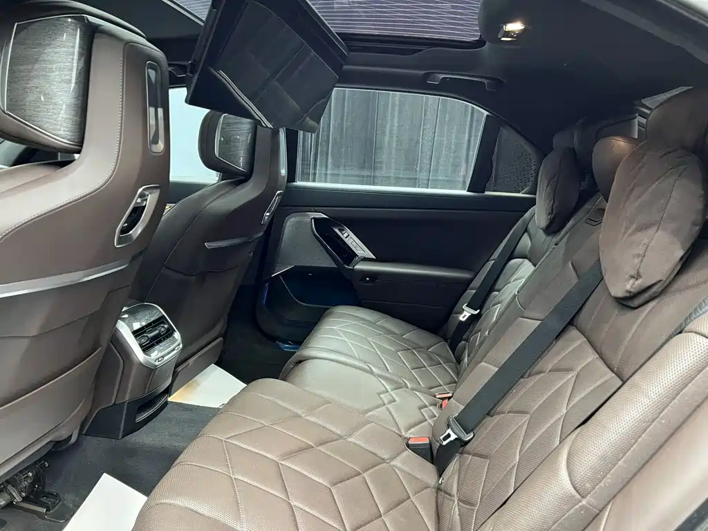 BMW 7 Series — миниатюра 14